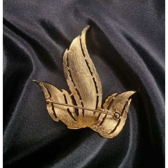 Vintage Trifari 1960s Gold-Tone & White Enamel Flame Brooch - Picture 6 of 6